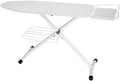 La table de repassage associe une hauteur reglable et une armature renforcee