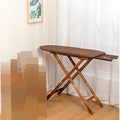 Une table de repassage associe une surface laissant passer la vapeur et une structure pliante