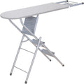 Cette table de repassage comprend une surface laissant passer la vapeur avec un support pour le fer