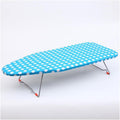 La planche de table comprend un format compact avec une structure pliante