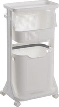 Le panier a linge combine des elements en plastique avec des roulettes