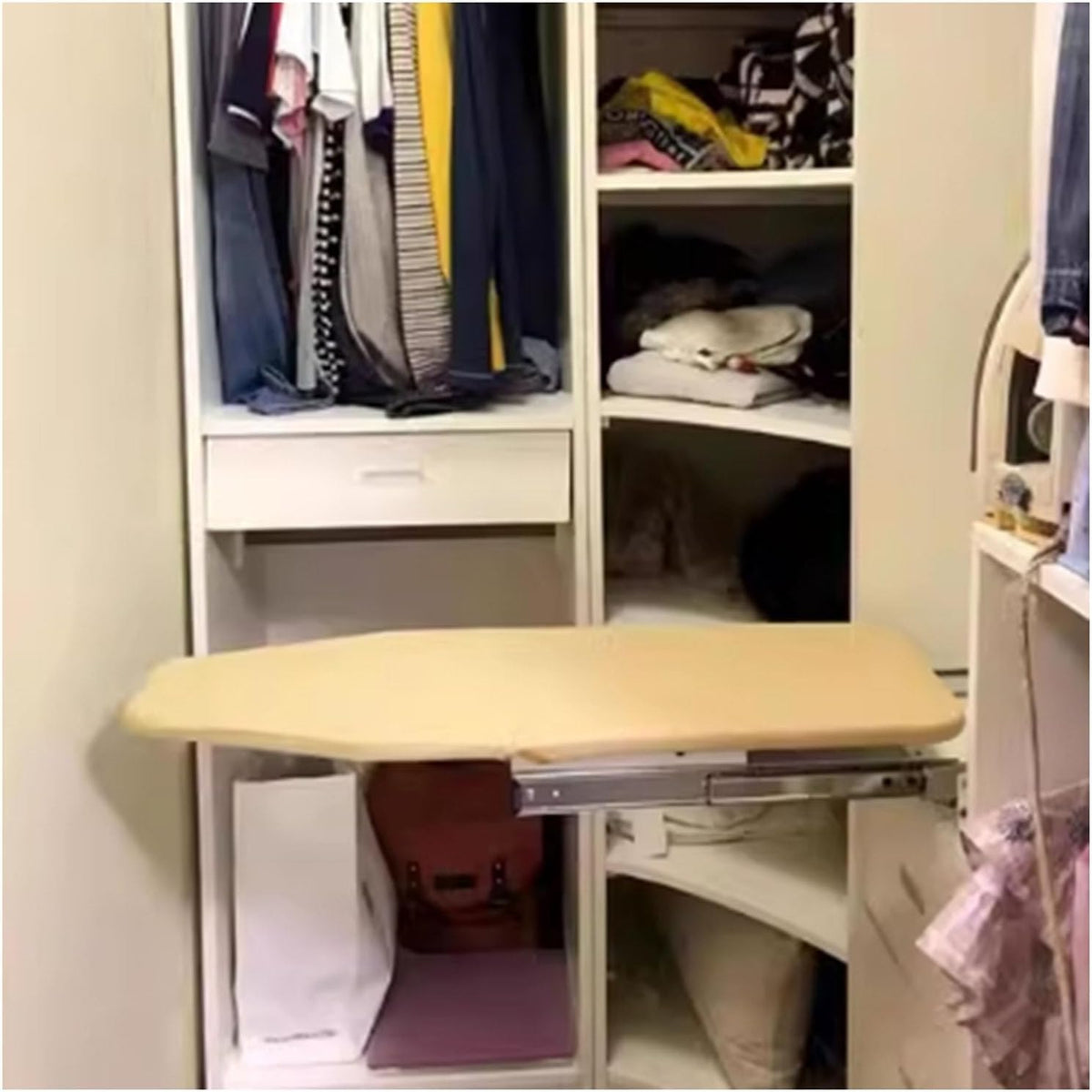 Une repasseuse a rouleau qui se retire apres utilisation, avec une structure pliante