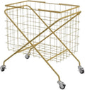 Ce panier a linge integre des elements metalliques