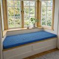Une chaise se presente en coloris bleu